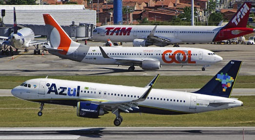 Aviões da Azul e Gol no pátio do aeroporto