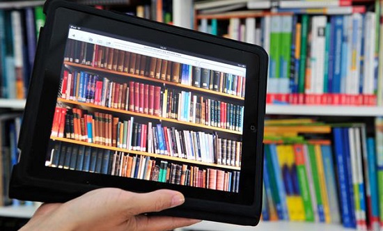 Livros na estante e um tablet com imagem de livros