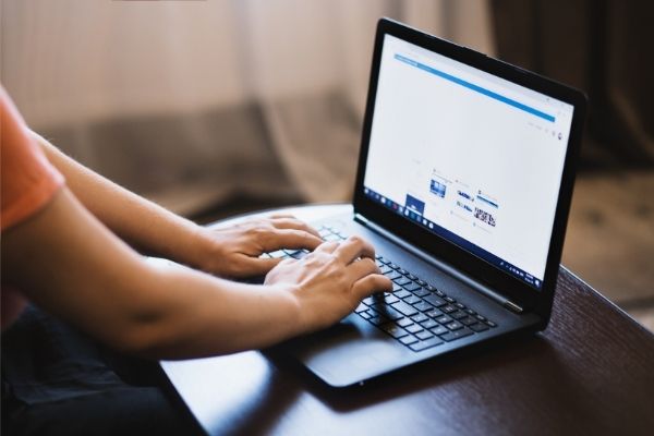 Imagem de estudo na tela do computador