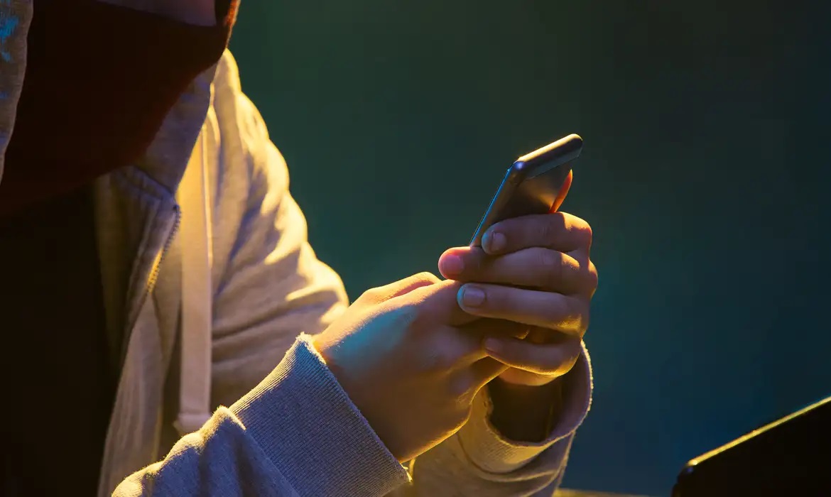 Pessoa olhando pro celular