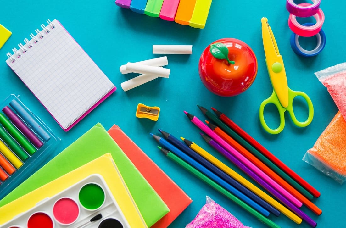 Materiais escolar na mesa