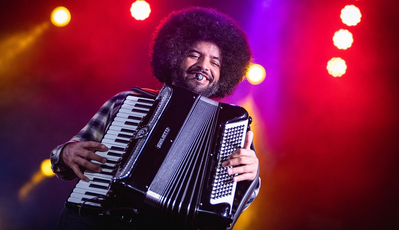 Mestrinho tocando sanfona