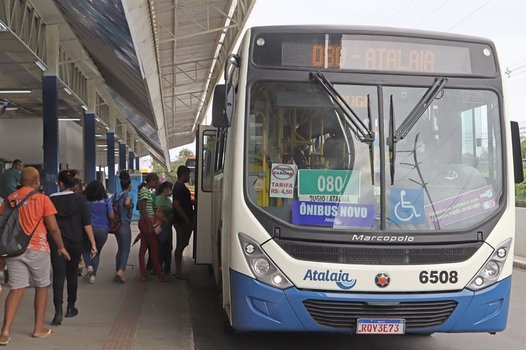 ônibus no terminal de Aracaju