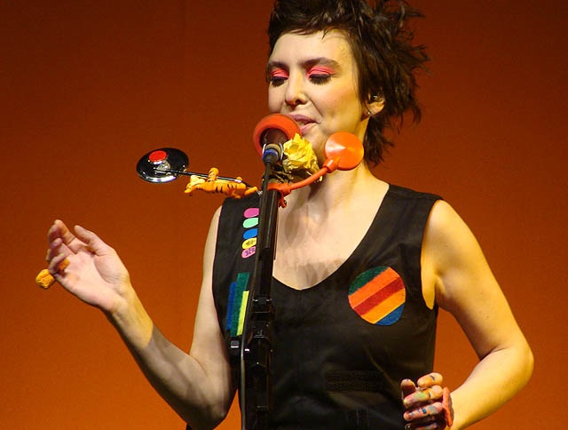 Adriana Calcanhoto cantando
