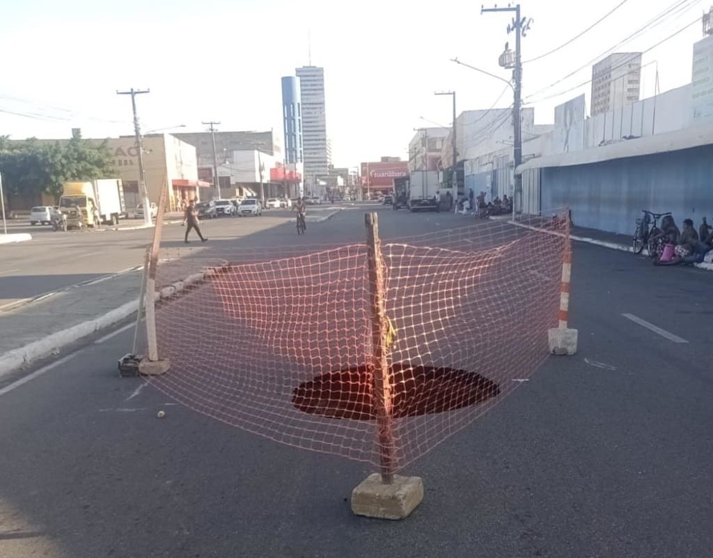 Cratera na Avenida Antônio Cabral