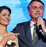 Jair Bolsonaro (PL) ao lado de Michelle Bolsonaro