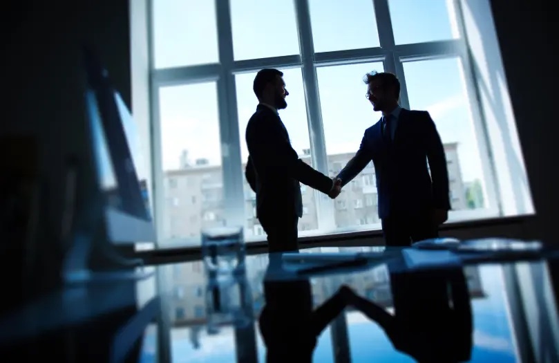 Executivos se cumprimentando