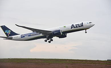 Azul Linhas Aéreas, voos extras Carnaval, Aeroporto de Viracopos, viagens Carnaval, destinos nacionais, aviação brasileira, feriado de Carnaval, aumento de voos, conexões aéreas, turismo no Brasil.