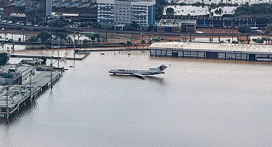 Aeroporto de Porto Alegre inundado