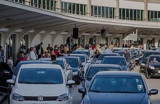 Carro de aplicativos no desembarque de aeroporto