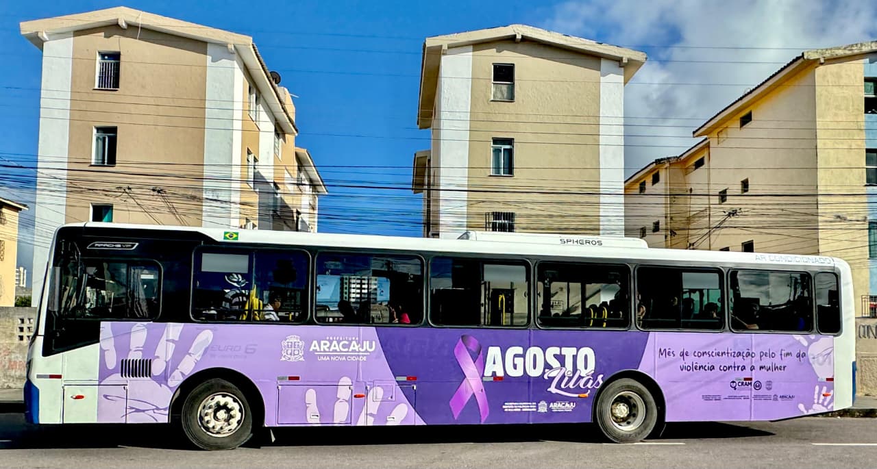 Ônibus temáticos do Agosto Lilás