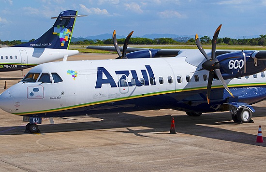 Dois aviões da Azul no pátio