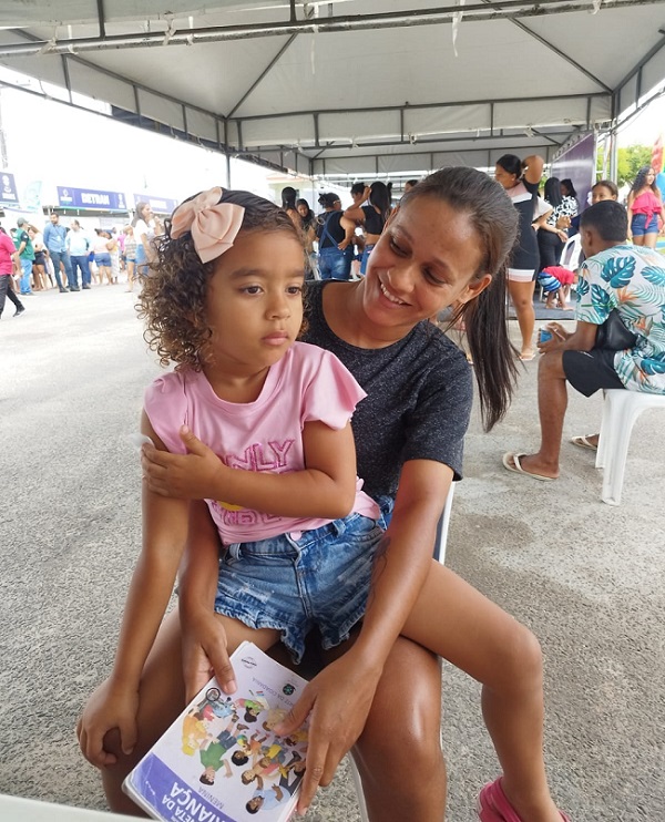 Andria Silva Santos e a pequena Isabel