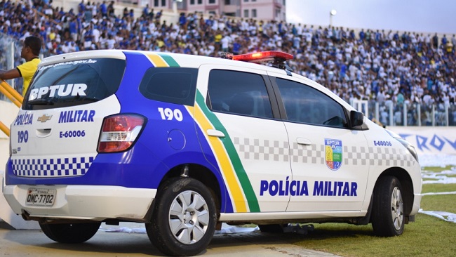 Carro da Polícia Militar parado dentro do estádio de futebol