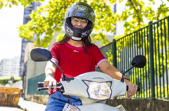 Mulher em cima da moto