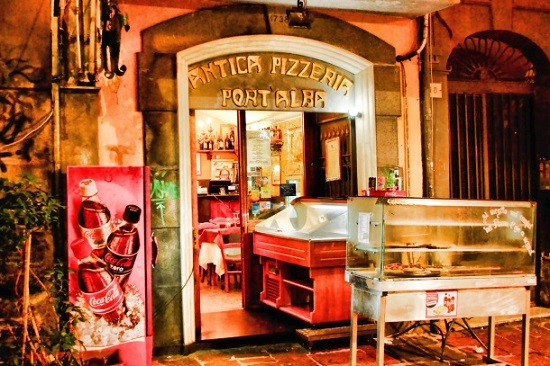 Antica Pizzeria Port'Alba, fundada em 1830, na Itália