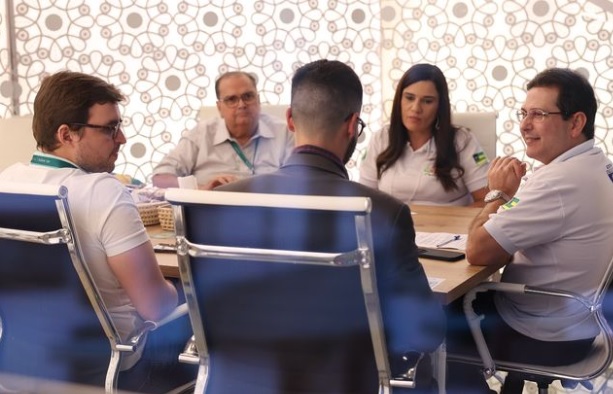 Sérgio Oliveira, da Toptur, a secretária-executiva da Setur, Daniela Mesquita, e o secretário de Turismo Marcos Franco em reunião com operadores nacionais no estande de Sergipe