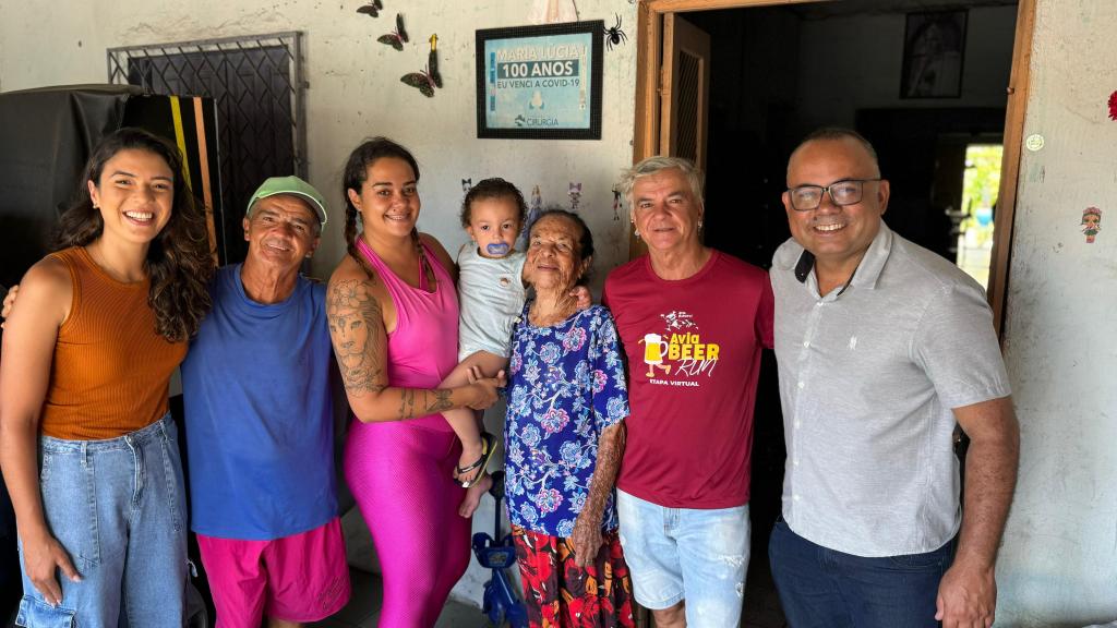 Família Moura reunida com representantes da Sejesp