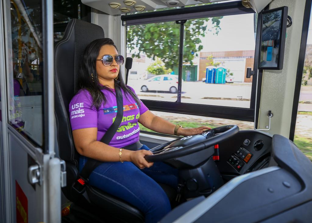 Juliene Lima estrea condução do ônibus elétrico