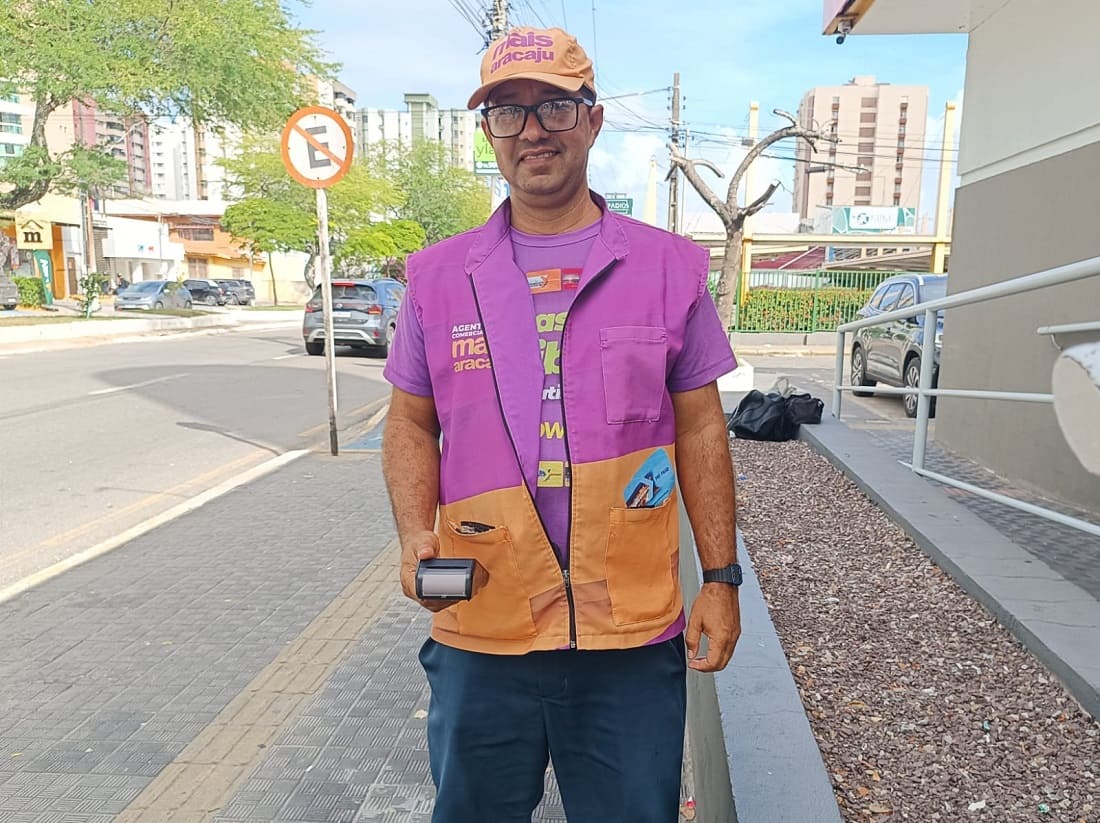Das 8h às 16h, Ricardo comercializa créditos do Mais Aracaju em frente ao Gbarbosa da avenida Francisco Porto