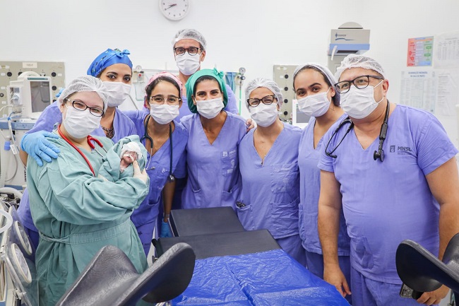 Equipe médica com o bebê prematuro