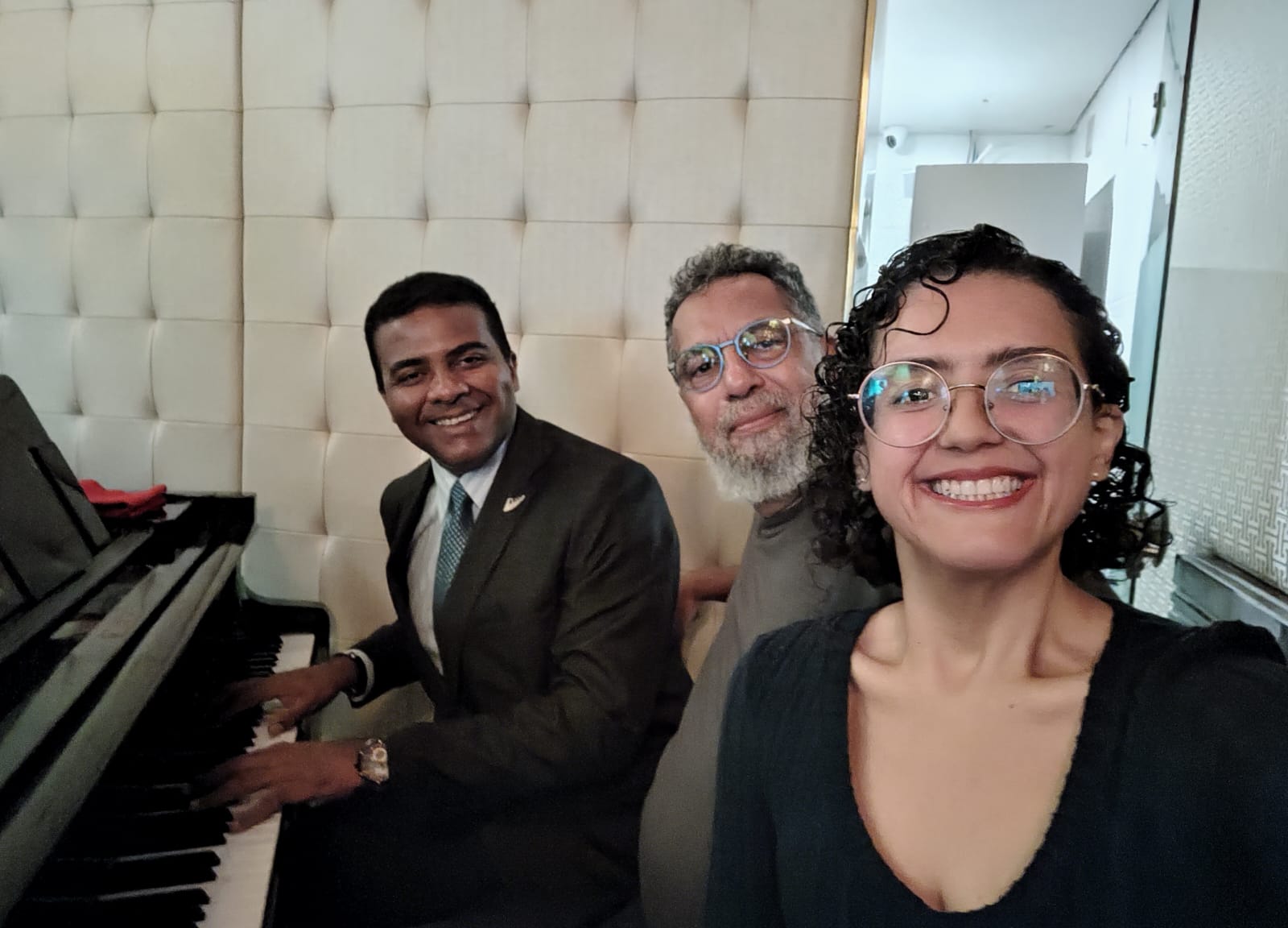 Pianista ao lado de Léo e Iara Mittaraquis