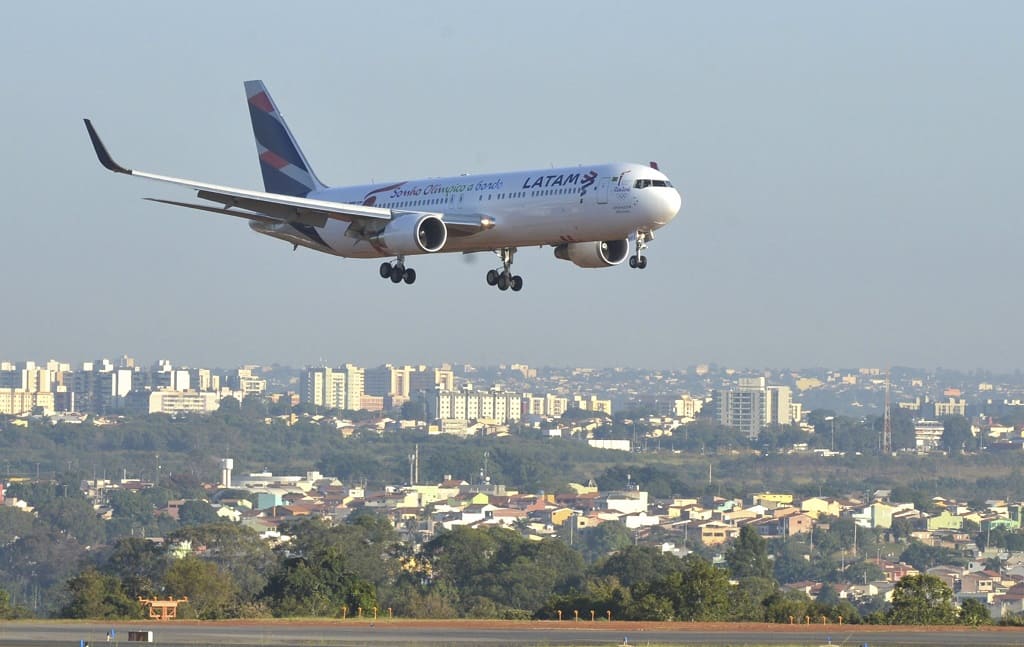 Avião no céu