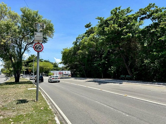 Radar eletrônico na avenida em Aracaju