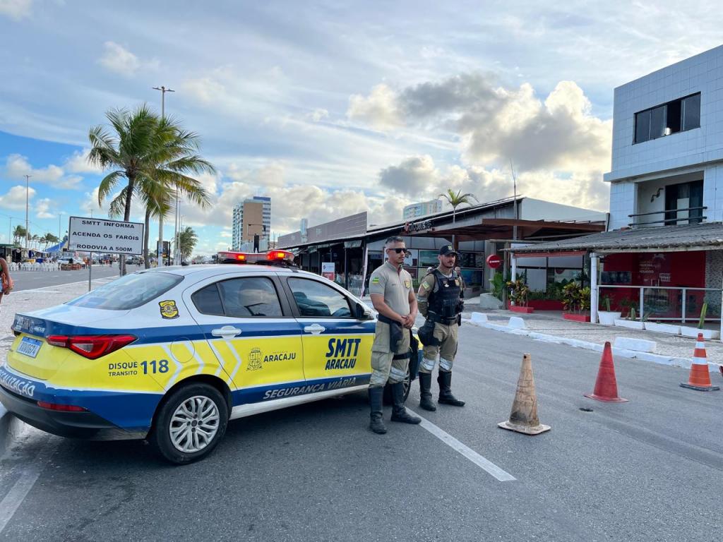 Carro da SMMT bloqueando a avenida