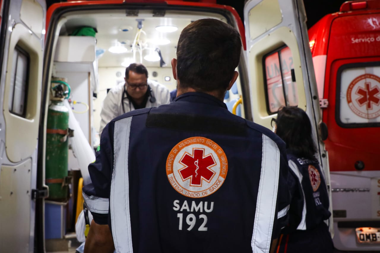 Funcionários do Samu colocando a paciente na Ambulância