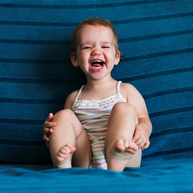 Bebê recém-nascido sorrindo