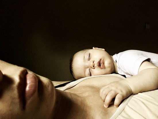 Bebê dormindo no colo da mãe