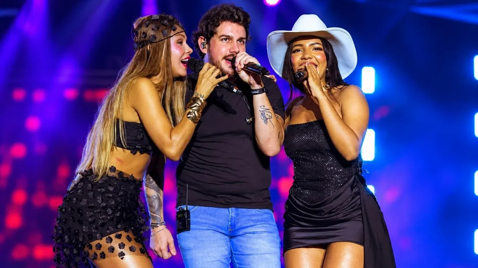 Banda Cintura Fina no Palco