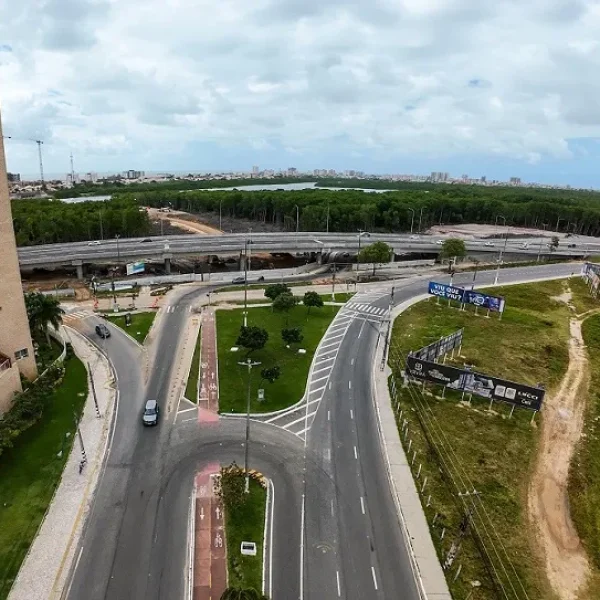 Retorno na Avenida Tancredo Neves na Ponte Maria do Carmo