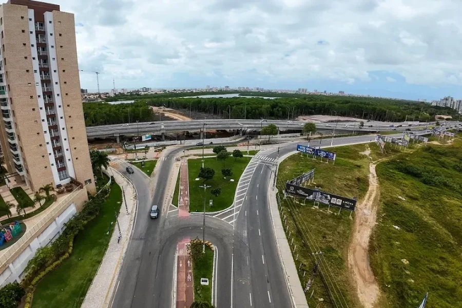 Retorno na Avenida Tancredo Neves na Ponte Maria do Carmo