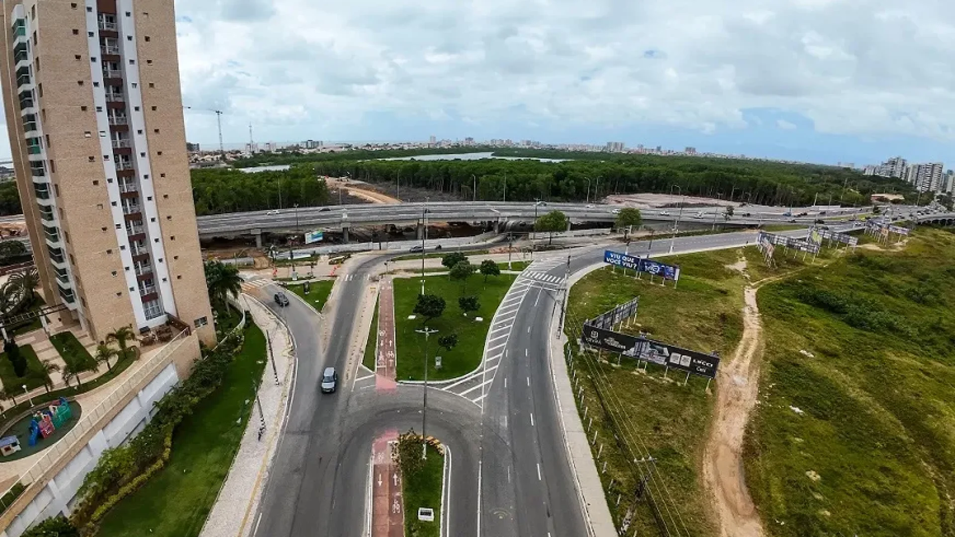 Retorno na Avenida Tancredo Neves na Ponte Maria do Carmo