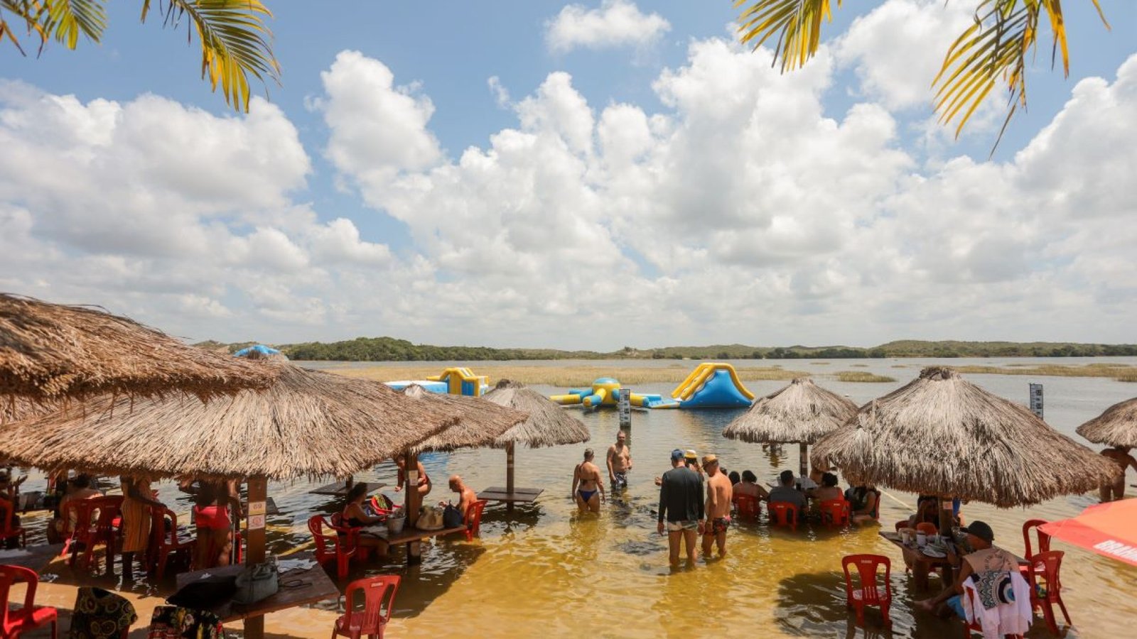 Croa do Goré, em Aracaju, com mesas e quiosques dentro d’água