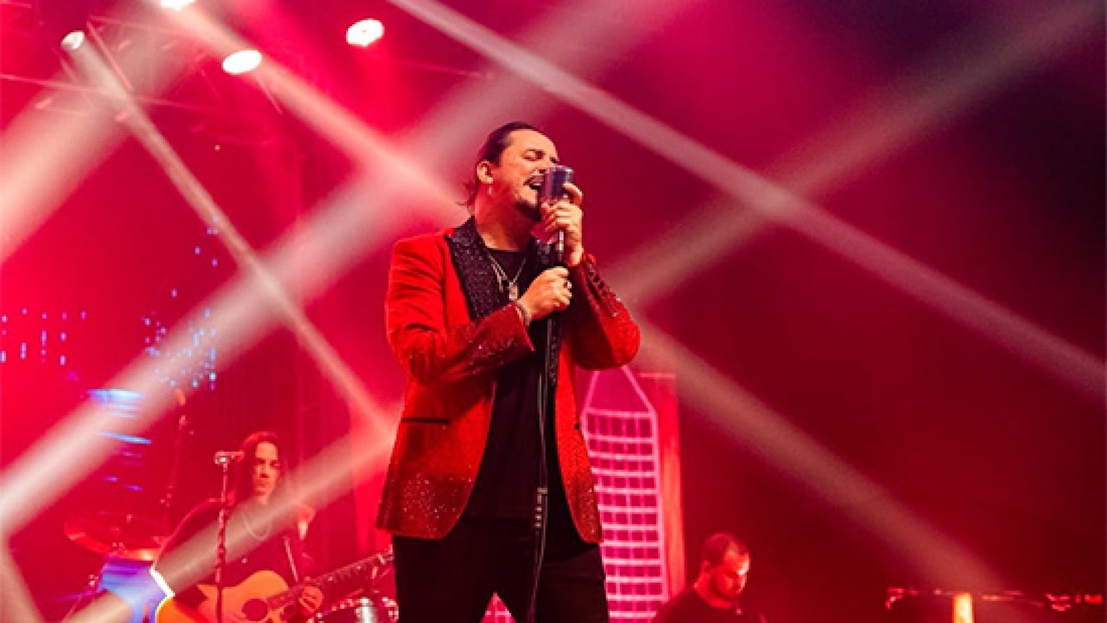 Dino Fonseca desembarca em Aracaju para show no Centro de Convenções