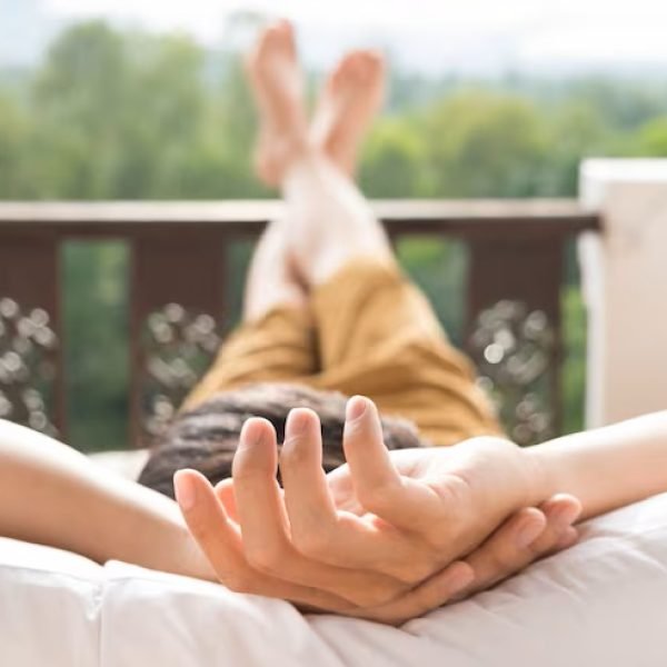 jovem-relaxando-na-cama-e-desfrutando-da-vista-da-montanha_1423-236