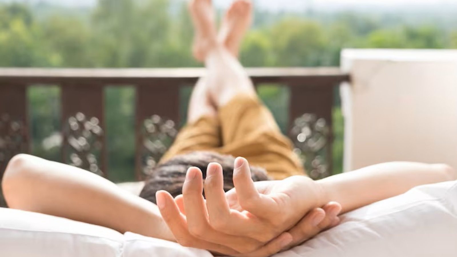 jovem-relaxando-na-cama-e-desfrutando-da-vista-da-montanha_1423-236
